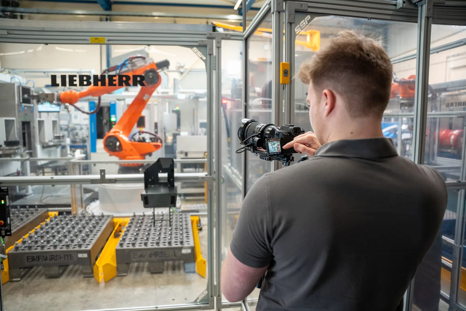 Kameramann von Jahnke Pictures filmt einen Industrieroboter in der Produktionshalle eines Mittelständlers