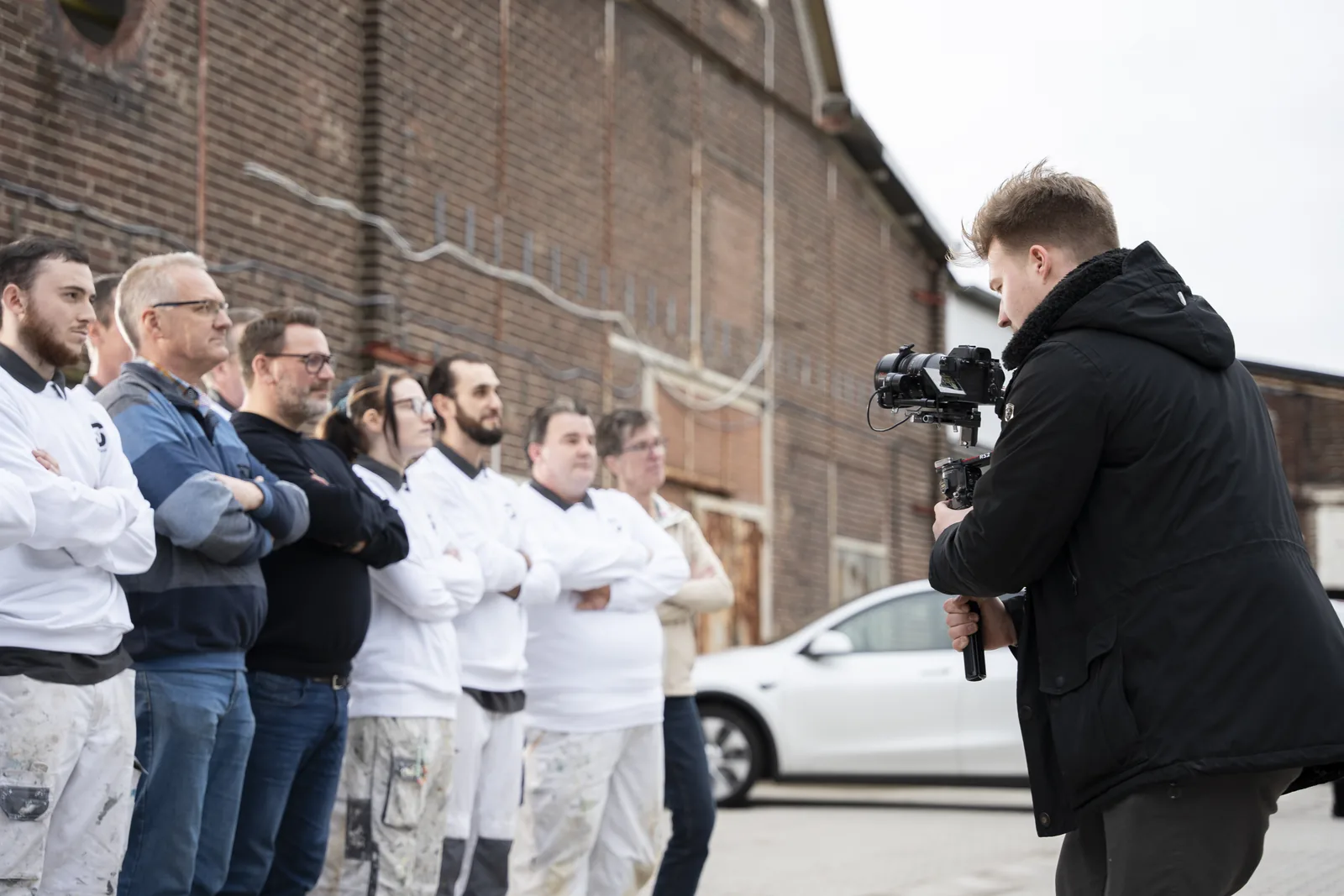 Jahnke Pictures dreht ein Recruitingvideo mit dem Team eines Unternehmens vor der Firmenzentrale