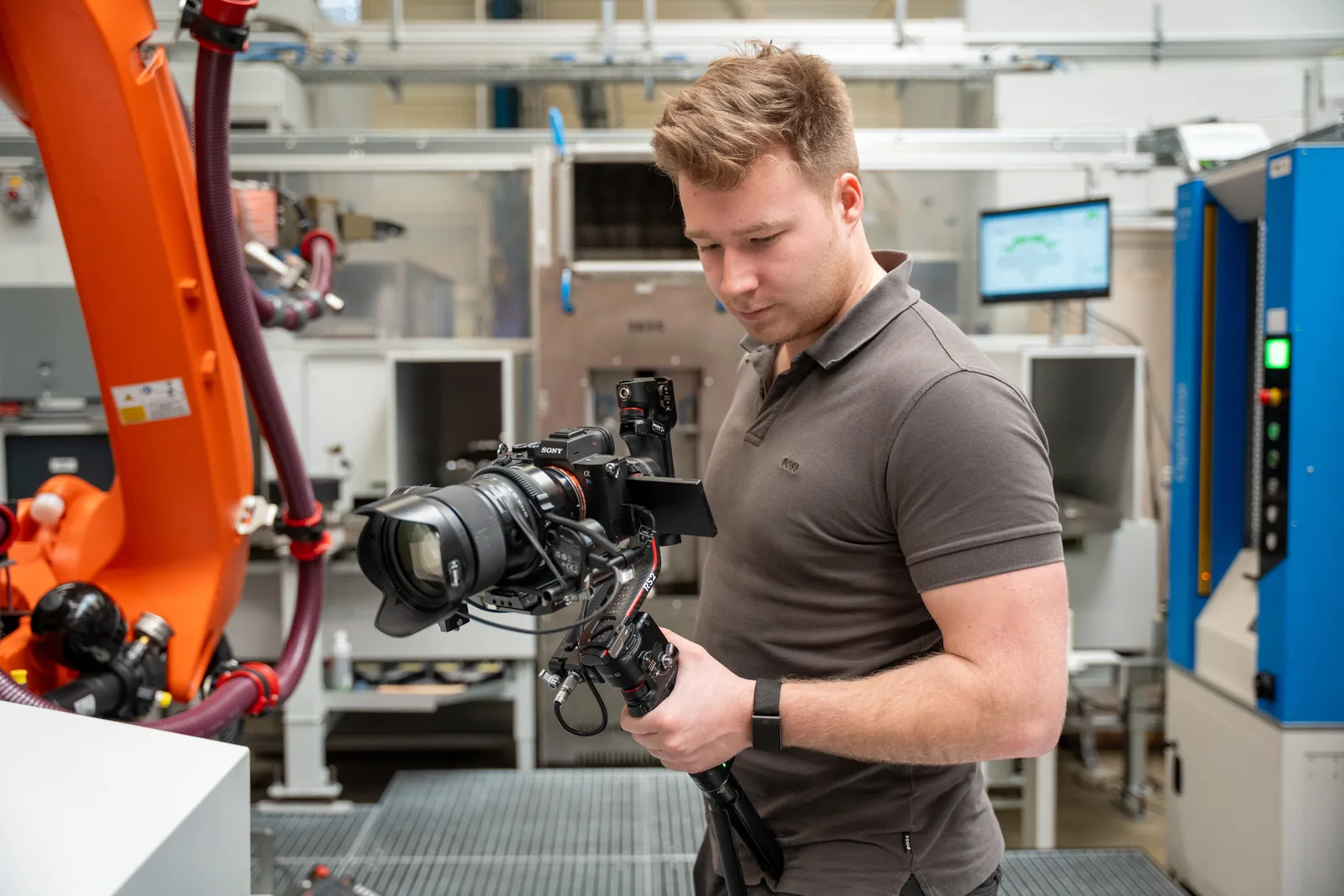 Imagefilm Leverkusen: Dreh an einem Roboterarm in der Produktionshalle eines Mittelständlers