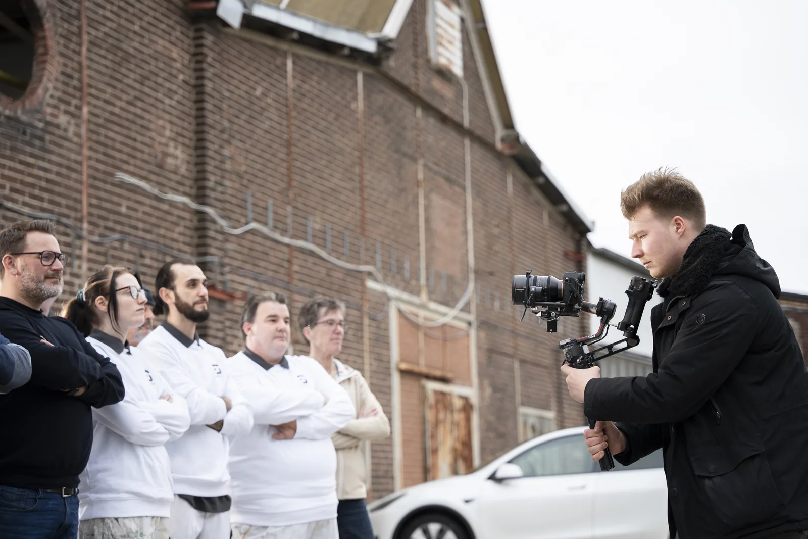 Recruitingvideo Köln: Aufnahme mit echten Mitarbeitenden vor dem Firmengelände