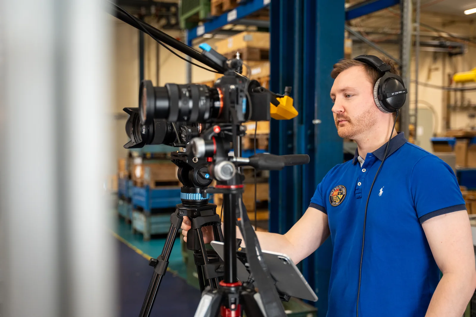 Testimonialvideo Leverkusen: Tonaufnahme beim Kundeninterview mit Headset und Mikrofon