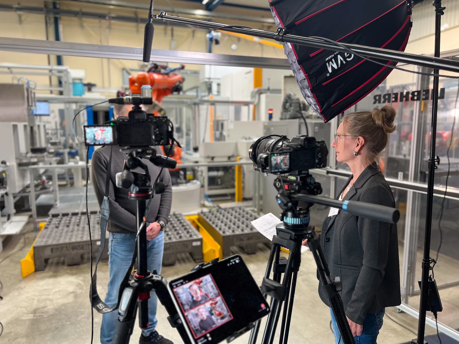 Videoproduktion Leverkusen: Setaufbau mit Kamera und Setlicht in einer Industriehalle